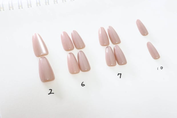 ネイルチップ マグネットデザイン 12P ピンクベージュ　サイズ感