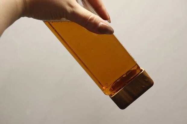 ダイソー　ドリンクボトル（スクエア、蓋木目調、540mL）