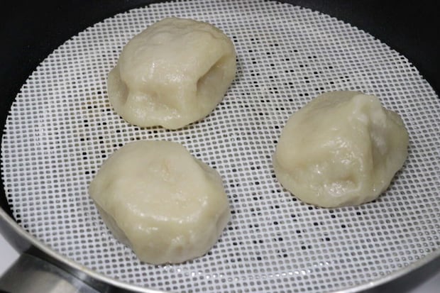 スリーコインズ せいろ用蒸しシート10枚入りWH スリーコインズのせいろ用蒸しシート10枚入りWHで餃子を蒸す