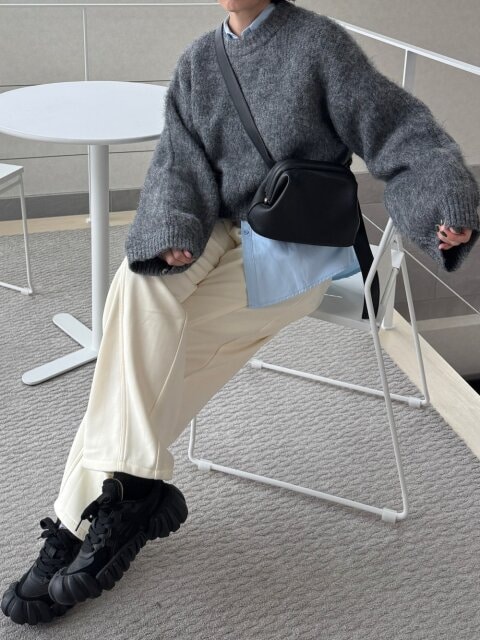 レイヤードコーデ 2025大人女性ふわもこシャギーニットレイヤードコーデ