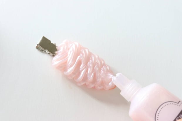 ヘアピンキット（チェリー）　ホイップクリームのりを乗せる