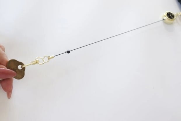ダイソーの鍵に付ける便利グッズ ダイソーのリールキーホルダー 時計はバッグに装着したまま鍵を取り出せる