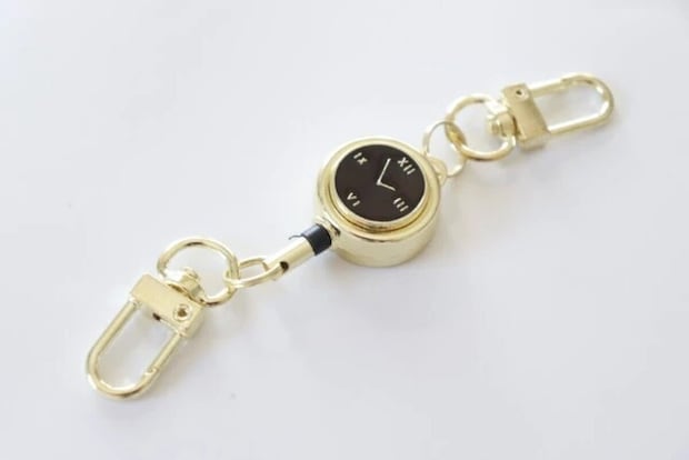 ダイソーの鍵に付ける便利グッズ ダイソーのリールキーホルダー 時計