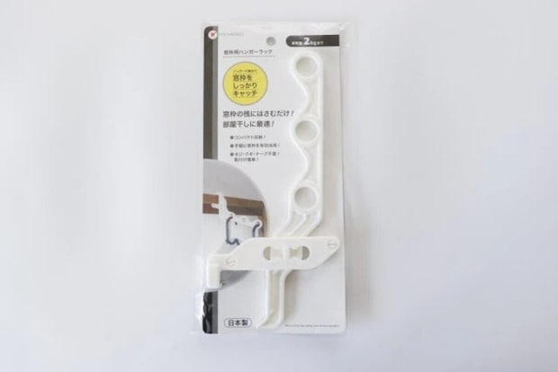 ダイソーのハンガーラック 窓枠用のパッケージ