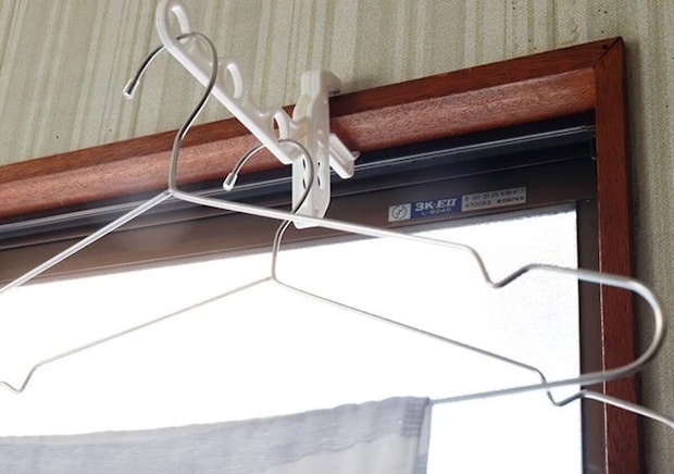 ダイソーの便利なハンガーラック 窓枠用