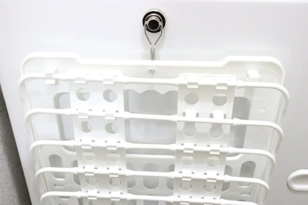 ダイソーの一生推せる便利グッズ ダイソーの折り畳み式ランドリーバスケットは通気性が良く省スペースで置ける