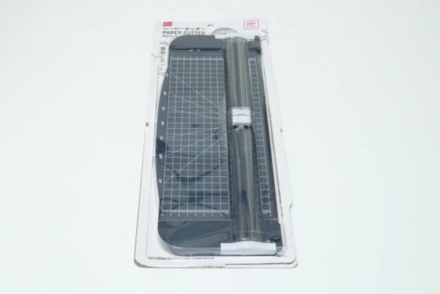 ダイソーのペーパーカッター（分度器付）のパッケージ