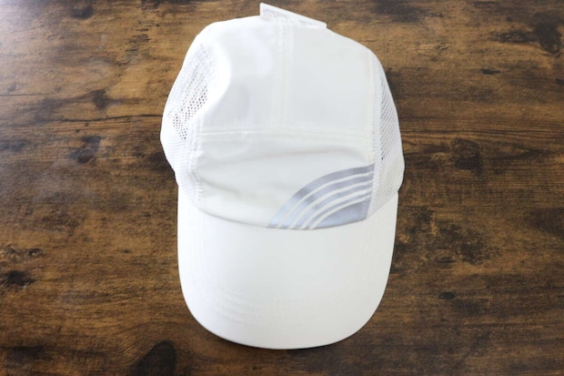 ダイソーのスポーツキャップ（部分メッシュ、反射プリント付き）のパッケージ