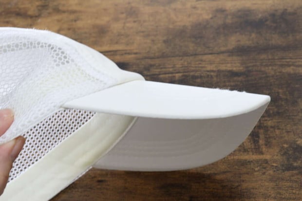 ダイソーのスポーツキャップ（部分メッシュ、反射プリント付き）のツバ