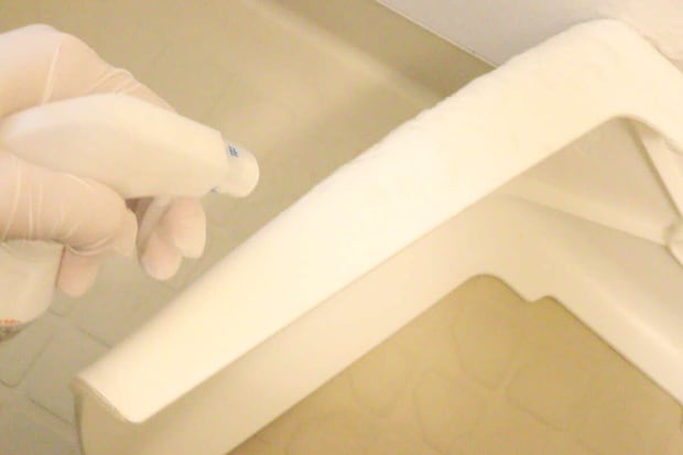 ダイソーの水アカ用洗浄剤をスプレーする