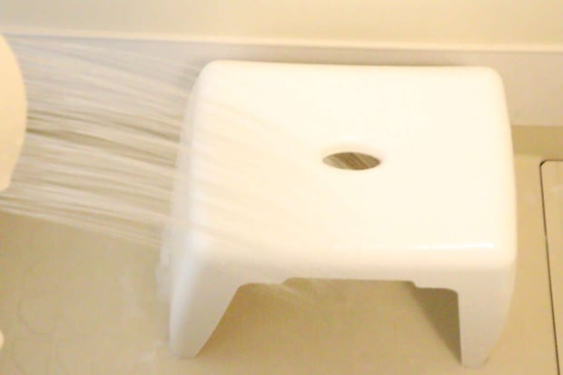 ダイソーの水アカ用洗浄剤を水で流す