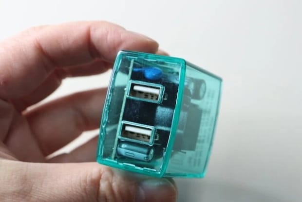 ダイソーのスケルトンボディのUSB ACアダプター