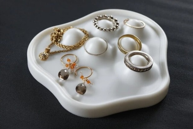 ダイソーのお洒落なアクセサリー用ウェーブトレー