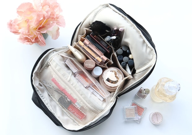 ありそうでなかった便利機能がすごい！コスメ収納に革命がおきる♡時短が叶う付録ポーチ