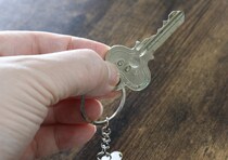 「海外通販サイトで気になってた！」「つい笑っちゃう」100均キーホルダー