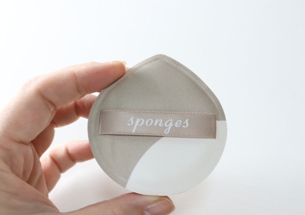 100均のこれ名作の予感…！ユニークな形状でフィットしやすい！仕上がりが変わる凄いパフ