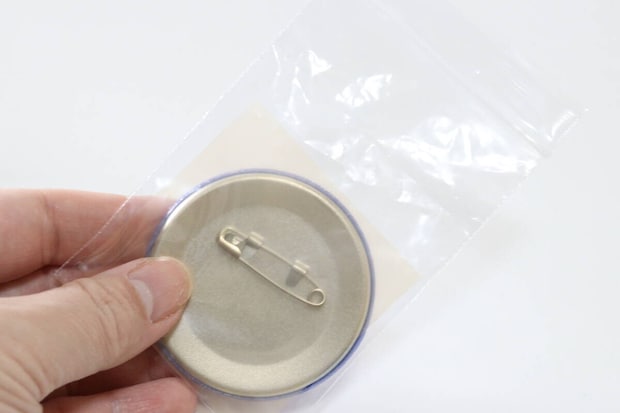 セリア 缶バッジ用サビ防止フィルム 12P セリアの缶バッジ用サビ防止フィルム 12Pをセットする