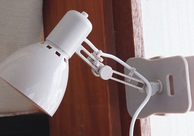 ダイソーの高性能すぎる家電 ダイソーのクリップ付 USBライトは挟んで設置できる