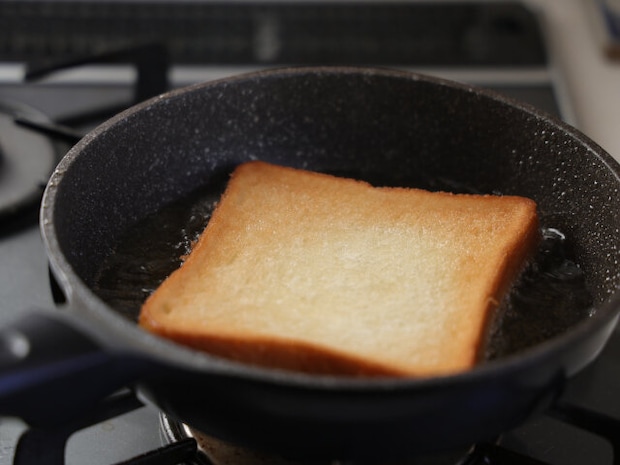 フライパンに深さ5mmほどの揚げ油を入れ、170～180度に熱したら食パンを入れる。