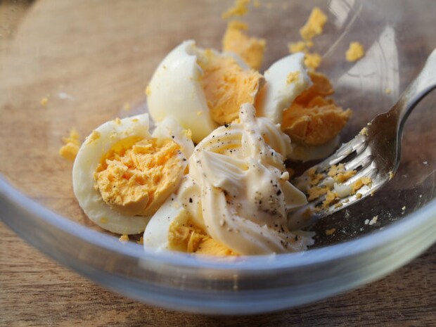 材料Bを崩しながら混ぜて、卵サラダにする。