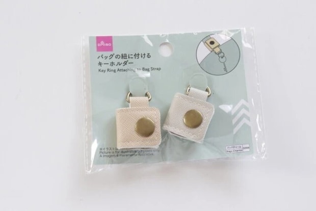 ダイソー　バッグの紐に付けるキーホルダー　パッケージ