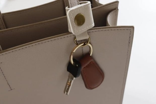 ダイソー　バッグの紐に付けるキーホルダー