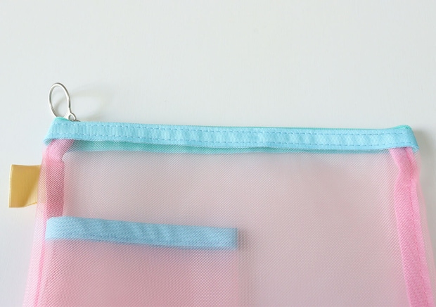 シンプルだけど意外と機能的！使い勝手が良すぎる100均ポーチ