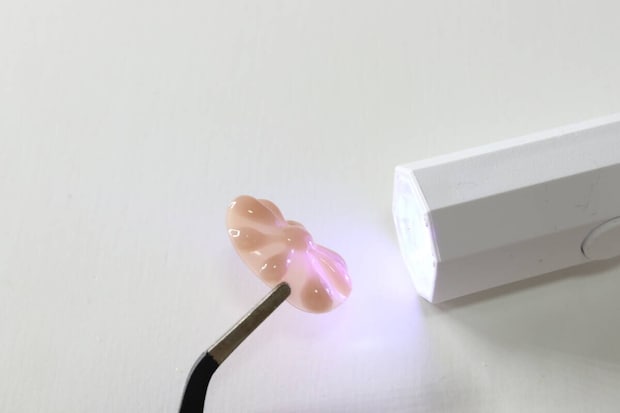 ダイソー 3Dチューブジェル グレージュ ダイソーの3DチューブジェルはUV・LEDライトで硬化する