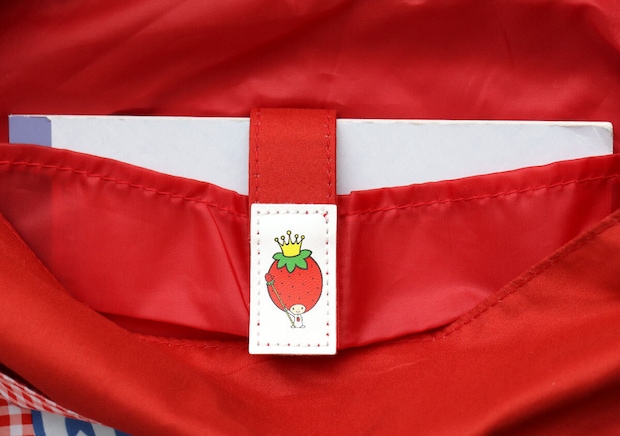 サンリオいちご新聞がすっぽり入るトートバッグ内ポケット留め具 サンリオいちご新聞がすっぽり入るトートバッグ内ポケット留め具