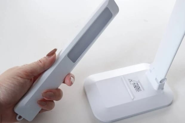 ダイソー　デスクライト-USB／乾電池 両用-