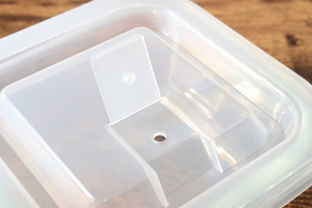 ダイソー 正方形保存容器(エア弁付、240mL) ダイソーの正方形保存容器(エア弁付、240mL)のエア弁を開ける