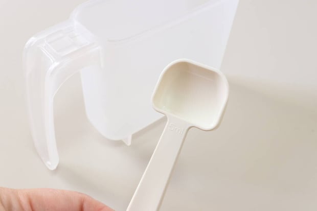 ダイソーのフタ裏に計量スプーンを収納できる調味料ケース