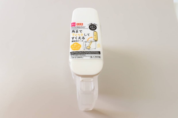 ダイソーの角までフィットしてすくえる調味料ケース 白