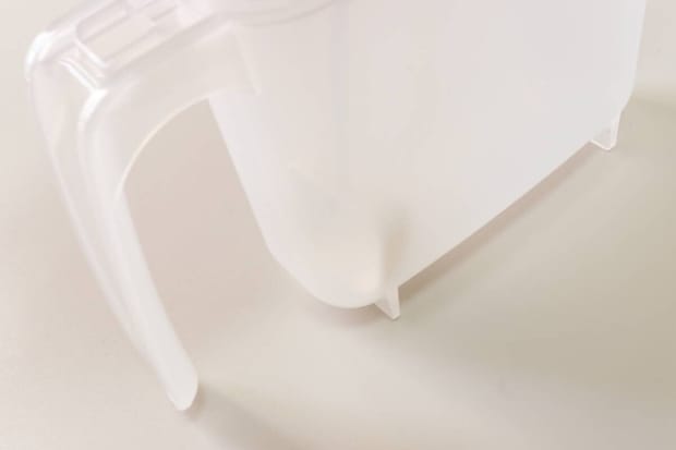 ダイソーの角までフィットしてすくえる調味料ケースは足付き