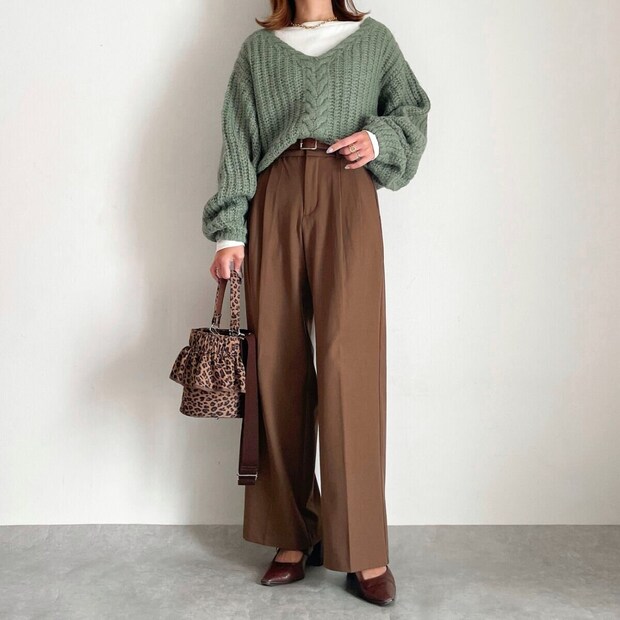 cocaリブボートネックカットソー　アイボリーのニットレイヤードコーデ