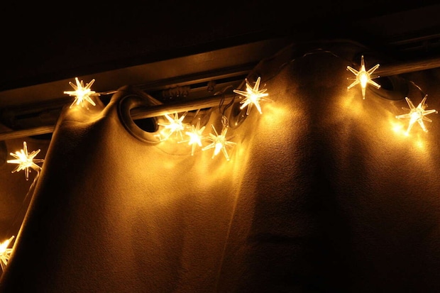 ダイソー ガーランドライト(10LED、結晶、USBタイプ) ダイソーのガーランドライト(10LED、結晶、USBタイプ)の電気を付ける