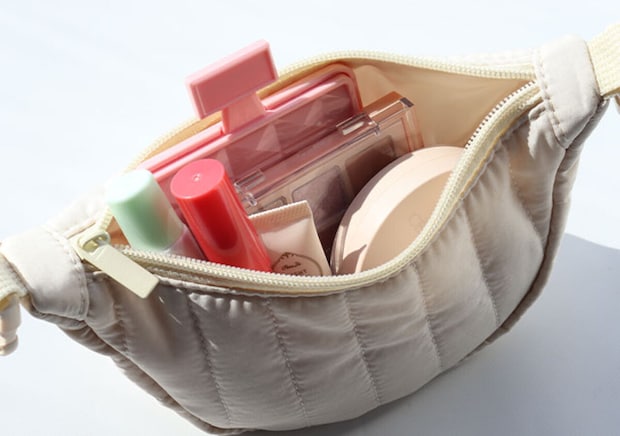 宝島社雑誌付録のsweet2026年2月号のコールマンのジップつきトートバッグ＆クロワッサン形ポーチチャーム6