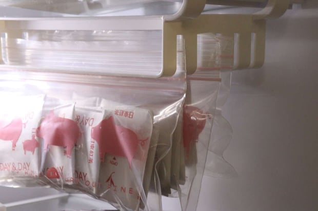 セリアの冷蔵庫ジッパーバッグハンガーで袋を固定する