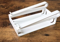 「吊るすのが正解だったのか…」冷蔵庫がスッキリする100均神アイテム