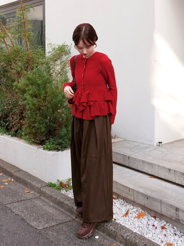 赤ニットカーディガンフリルヘムコーデ
