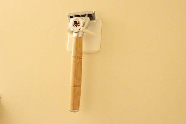 ダイソーのマグネットシェーバーホルダー（浴室用）にシェーバーをかける