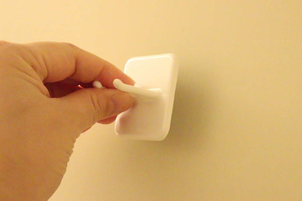 ダイソーのマグネットシェーバーホルダー（浴室用）を壁に付ける