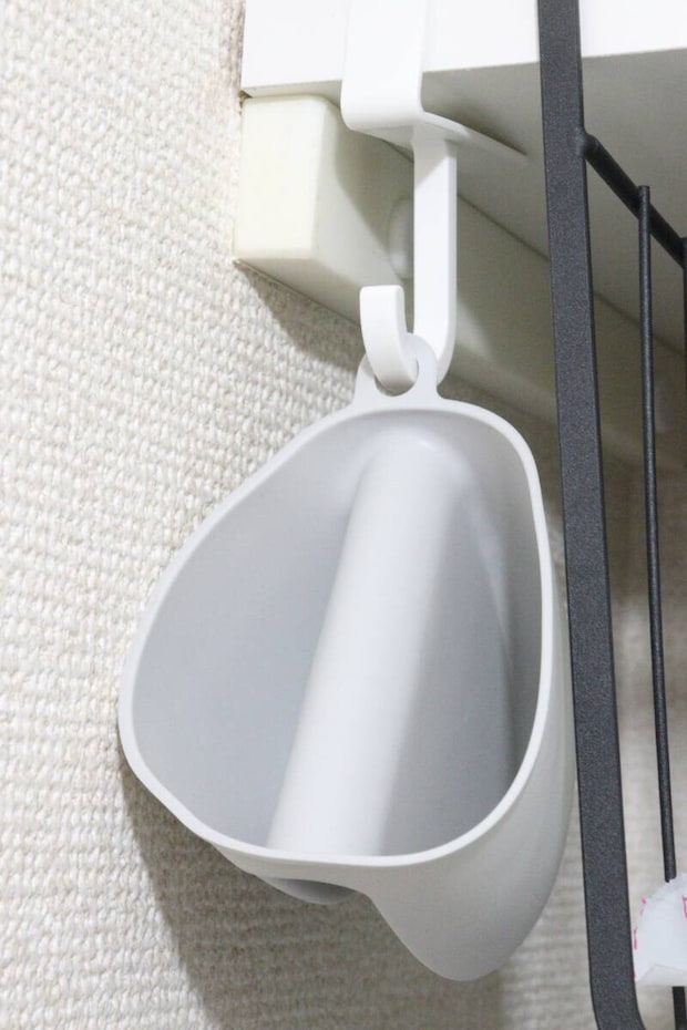 ダイソーのnoma 吊り戸棚用フック（2個）にミトンをかける