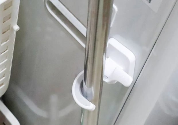 ダイソー　サッとかけられるモップキャッチ（マグネット）