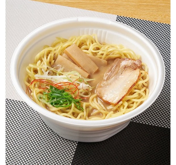 ファミリーマート　ファミマ　こってりやみつき！町中華　こってり鶏白湯ラーメン