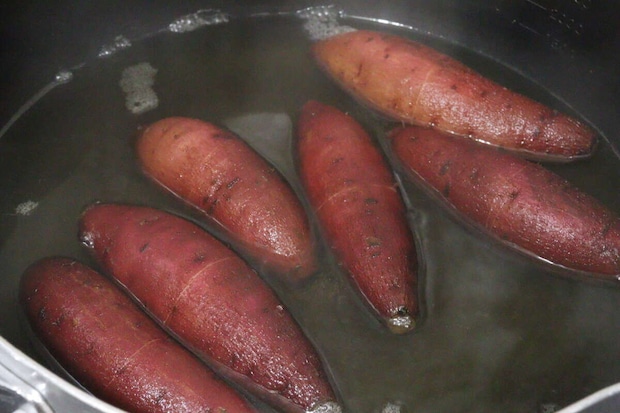 ダイソー つなげる多用途ネット 干し芋用のさつまいもを茹でる