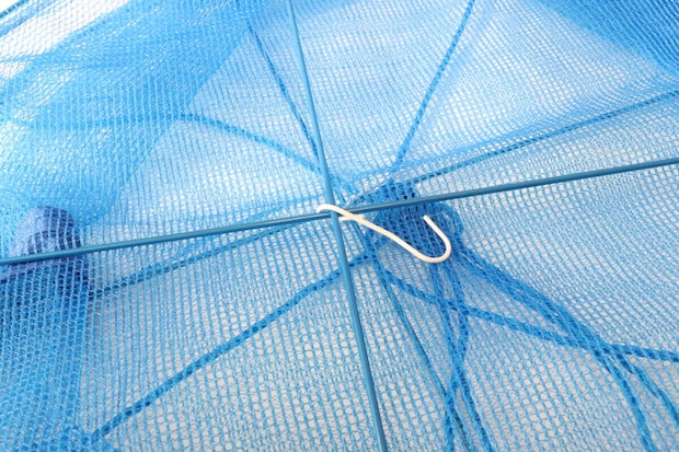 ダイソー つなげる多用途ネット ダイソーのつなげる多用途ネットはフック付きで連結できる