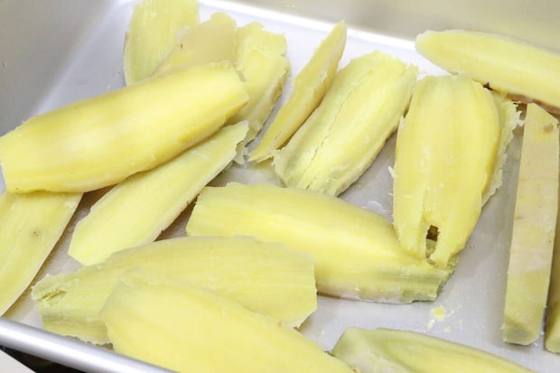 ダイソー つなげる多用途ネット 干し芋用に茹でたさつまいも