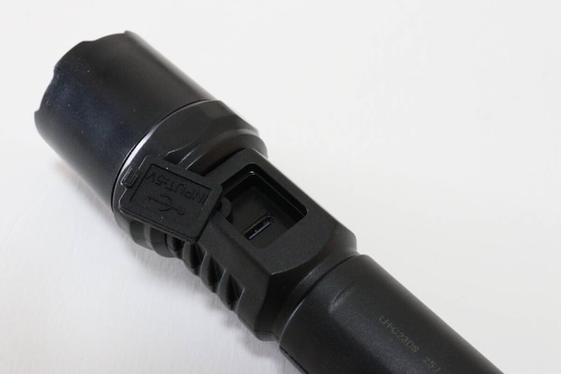 ダイソー RECHARGEABLE LED LIGHT ダイソーのRECHARGEABLE LED LIGHTの充電ポート