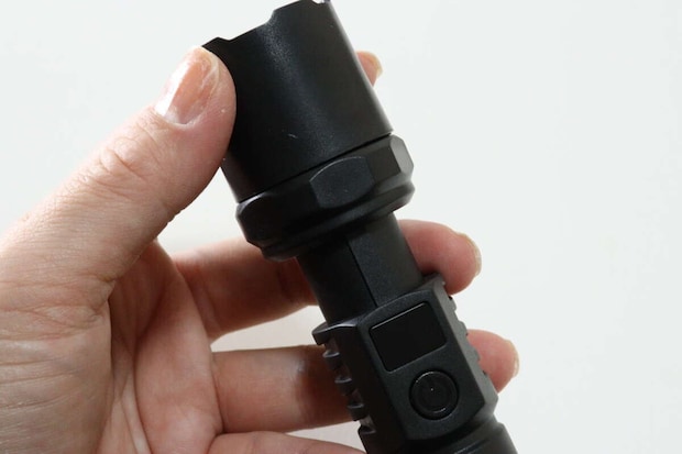 ダイソー RECHARGEABLE LED LIGHT ダイソーのRECHARGEABLE LED LIGHTはズームイン・ズームアウト照射可能